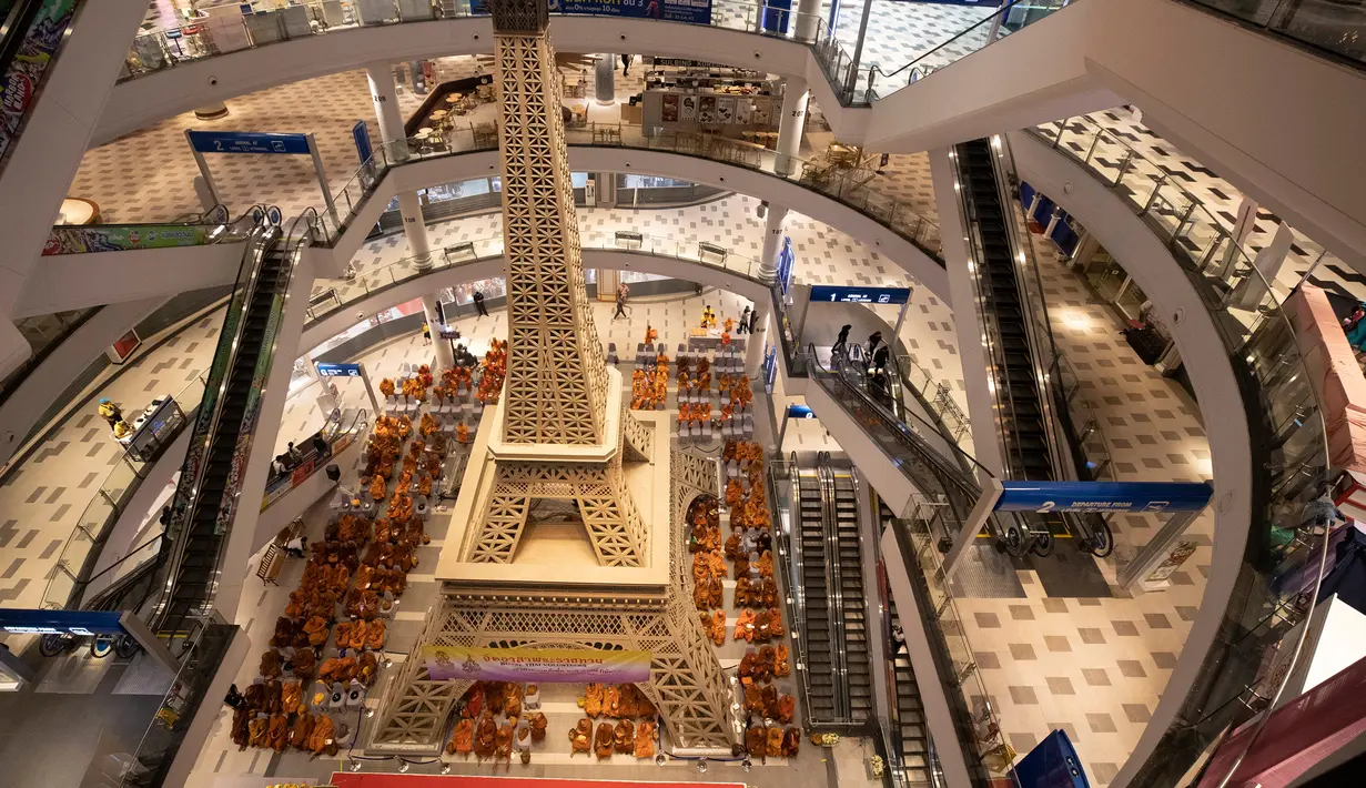 Para biksu Buddha menggelar upacara pembukaan kembali pusat perbelanjaan Terminal 21 usai penembakan massal di Nakhon Ratchasima, Thailand, Kamis (13/2/2020). Sebelumnya, seorang tentara yang mengamuk melepaskan tembakan di mal tersebut hingga menewaskan 29 orang. (AP Photo/Sakchai Lalit)