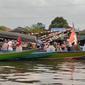 Tradisi unik yang masih bertahan di Desa Jantur Baru adalah mengarak calon jemaah haji dengan perahu. (YouTube/Arian Channel)