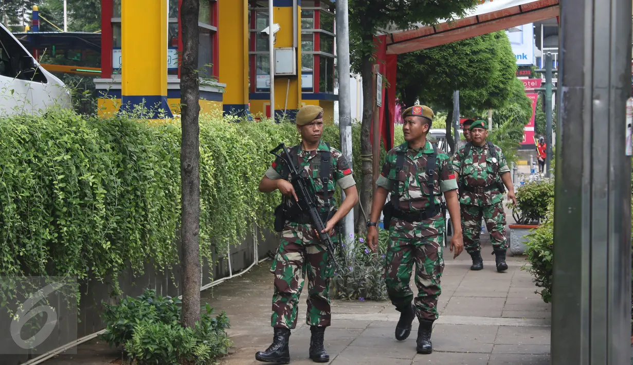 Sejumlah prajurit TNI berjaga-jaga di sebuah pusat perbelanjaan di Glodok, Jakarta, Rabu (15/4). Pengamanan tersebut dilakukan untuk menjaga keamanan dalam Pilkada DKI Jakarta putaran ke 2. (Liputan6.com/Angga Yuniar)