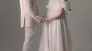 Sang suami Rob Clinton tampil gagah dengan setelan jas semi formal bernuansa nude [@chelseaislan]