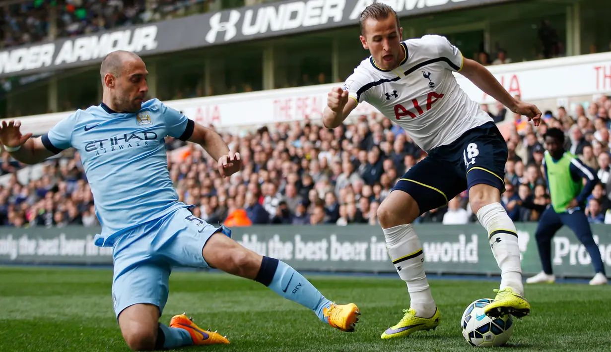 Penyerang Tottenham Hotspur, Harry Kane berusaha melewati bek Pablo Zabaleta pada Laga Liga Premier Inggris di Stadion White Hart Lane, Inggris, Minggu (3/5/2015). Manchester City menang 1-0 atas Tottenham Hotspur. (Reuters/Andrew Couldridge)