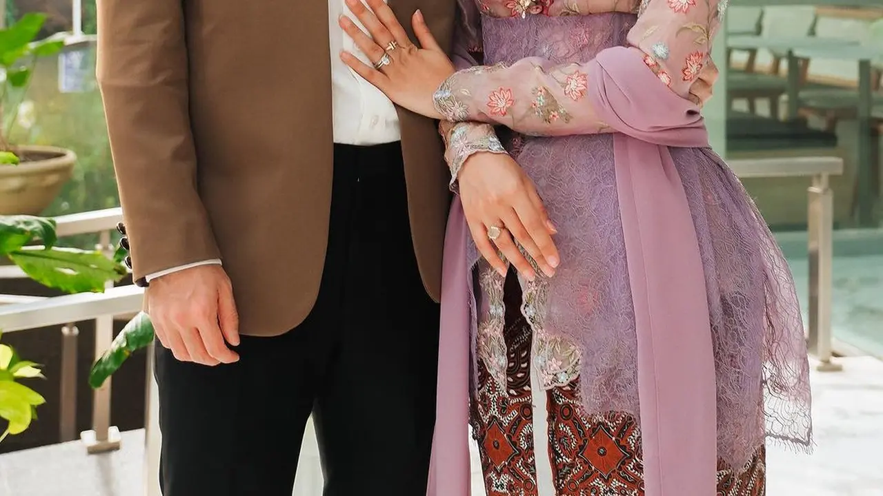 8 Outfit Couple ke Kondangan ala Artis, dari El Rumi-Syifa Hadju hingga Al Ghazali-Alyssa Daguise