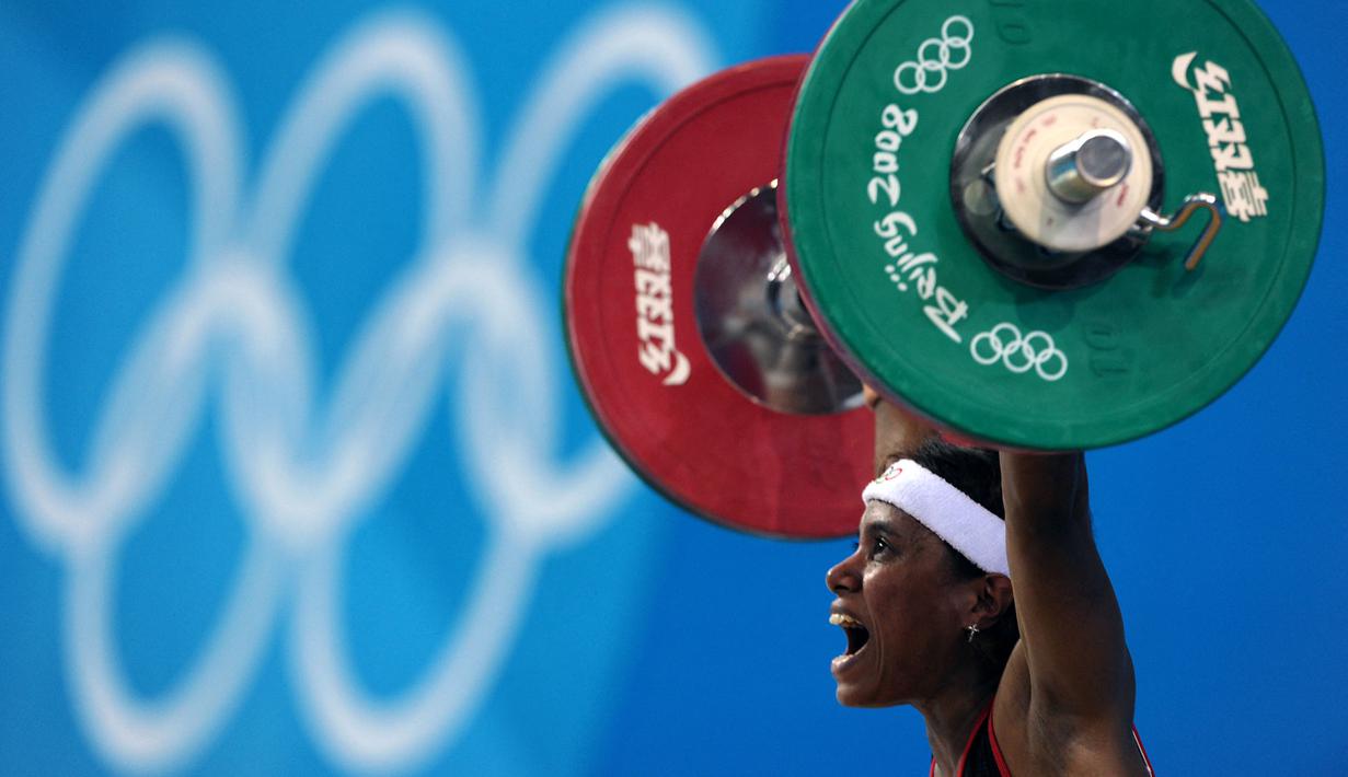 Pada Olimpiade edisi selanjutnya, Olimpiade Beijing 2008, Lisa Rumbewas menyabet medali perunggu angkat besi nomor 53 kg putri. Medali itu didapatkan Lisa setelah atlet asal Belarusia Nastassia Novikava, yang pada awalnya berada di posisi ketiga, didiskualifikasi karena terbukti melakukan dopping.(AFP/Nicolas Asfouri)