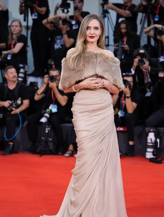 Di momen ini, Angelina Jolie mendapatkan standing ovation selama delapan menit, yang membuat aktris yang satu ini menangis haru. [Foto: Instagram]