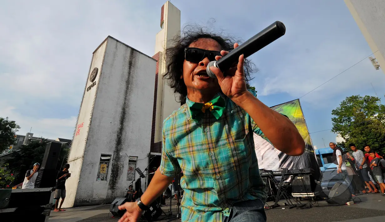 Aksi band reggae Jokjoker dalam konser "Indonesia Bersih Dari Maling Hak Cipta" di Taman Ismail Marzuki (TIM), Jakarta, Senin (9/3/2015). (Liputan6.com/Faisal R Syam)