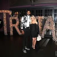 Khloe Kardashian tak hanya sibuk dengan acara baby shower pada Sabtu (10/3) lalu. Ia pun merayakan ulang tahun kekasihnya, Tristan Thompson. (Jerritt Clark/E! News)