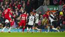 Gelandang Liverpool, Curtis Jones (kiri) melepaskan tendangan yang menghasilkan gol pertama ke gawang Fulham pada laga leg pertama babak semifinal Carabao Cup 2023/2024 di Anfield Stadium, Liverpool, Kamis (11/1/2024) dini hari WIB. (AP Photo/Jon Super)