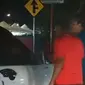 Video pengadangan mobil oleh dua orang bapak-bapak menggunakan sepeda motor membuat heboh orang-orang yang ada di sekitar Pasar Golden Lake, Bengkong Sadai, Bengkong, Batam, Minggu malam (15/7/2024). (Liputan6.com/ Dok Ist Tangkapan Layar)