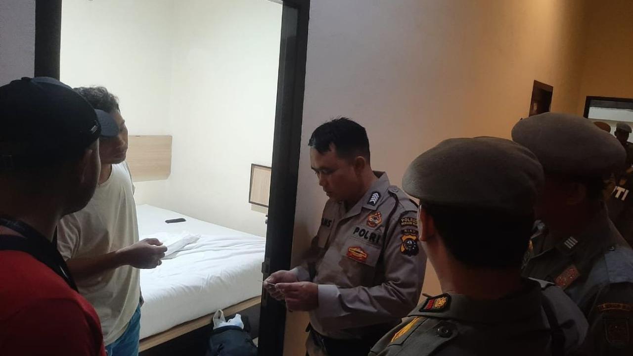 Sementara untuk di hotel, wisma dan penginapan, tim menjaring 5 pasangan yang tidak bisa membuktikan pasangan yang sah di mata negara dan agama.