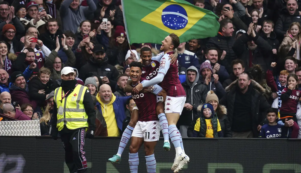 Hasil apik Chelsea juga dirasakan oleh Aston Villa. Menjamu Southampton di Villa Park. Bedanya, The Villans mampu unggul dua gol di babak pertama yang masing-masing diciptakan oleh O. Watkins (9') dan D. Luiz (44'). PA via AP/David Davies)