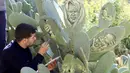 Seniman muda Palestina, Ahmad Yasin saat melukis tanaman kaktus di desa Tepi Barat Aseera Ashmaliya dekat Nablus, (31/3).Berbagai gambar unik dituangkan Ahmad Yasin kedalalam sejumlah tangkai kaktus.  (REUTERS / Abed Omar Qusini)