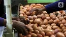 Pembeli memilih telur ayam di Pasar Kelapa Dua, Kabupaten Tangerang, Banten, Rabu (29/12/2021). Jelang pergantian tahun, harga telur ayam mencapai Rp 30.000 per kg. (Liputan6.com/Angga Yuniar)