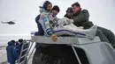 Petugas membantu astronot NASA, Joe Acaba keluar dari kapsul luar angkasa Soyuz MS-06 usai mendarat di Kazakh, Zhezkazgan, Kazakhstan, Rabu (28/2). Ketiganya kembali setelah lima setengah bulan di luar angkasa. (Foto Alexander Nemenov/Pool Photo via AP)
