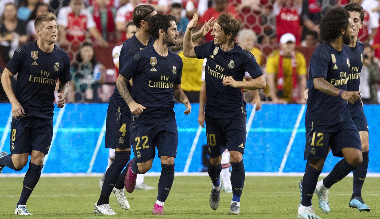 Para pemain Real Madrid berselebrasi usai mengalahkan Arsenal pada pertandingan International Champions Cup (ICC) 2019 di FedExField, Landover, Maryland (24/7/2019). Madrid menang adu penalti atas Arsenal 3-2 (2-2). (AFP Photo/Jim Watson)
