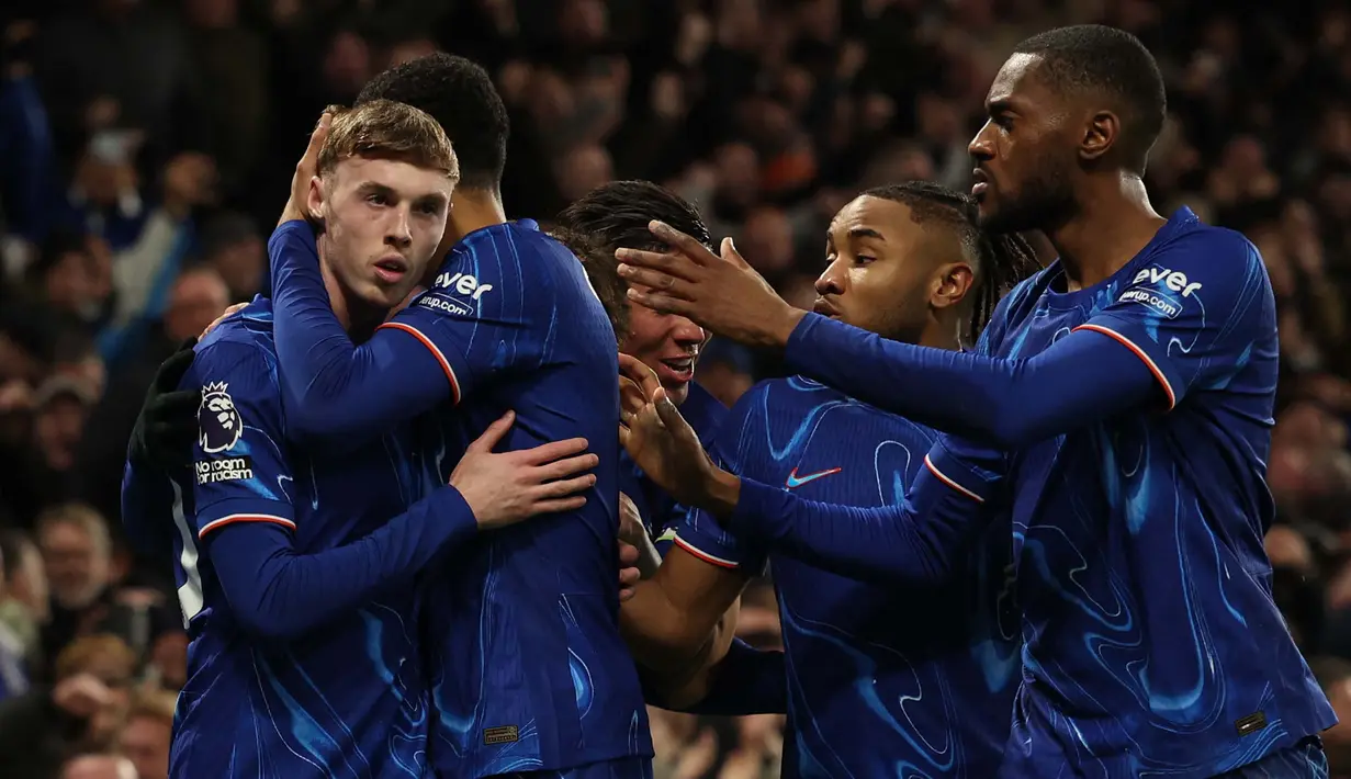 Gelandang Chelsea, Cole Palmer (kiri) merayakan dengan rekan setimnya setelah tendangannya yang terdefleksi membuat skor menjadi 2-1 saat pertandingan sepak bola Liga Premier Inggris melawan West Ham United di Stamford Bridge, London pada 3 Februari 2025. (Adrian Dennis/AFP)