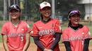 Para pemain Timnas Softball Putri indonesia tersenyum saat latihan di Lapangan Softball, GBK, Jakarta, Selasa (12/11). Sebanyak 17 atlet akan turun di SEA Games 2019 mendatang. (Bola.com/M Iqbal Ichsan)