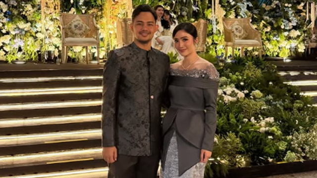 6 Potret Kebaya Febby Rastanty di Resepsi Nikah Sang Adik, Gaya Off-Shoulder Elegan