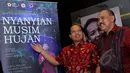 Kepala Pusat Data Informasi dan Humas BNPB Sutopo Purwo Nugroho (kiri) dan Sekjen PMI Ritola Tasmaya (kanan) saat menghadiri penayangan perdana film Nyanyian Musim Hujan di Jakarta, Kamis (29/1). (Liputan6.com/Faisal R Syam)