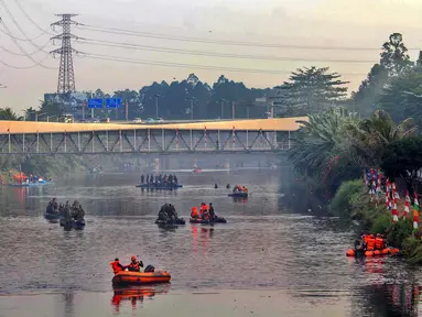 Sambut HUT RI ke 81 TNI Polri Bersihkan Sampah di Kanal Banjir Barat