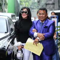 Untuk kedua kalinya penyanyi Syahrini dimintai keterangan terkait kasus penipuan dan penggelapan uang ribuan calon jamaah umrah yang dilakukan oleh bos First Travel. (Adrian Putra/Bintang.com)