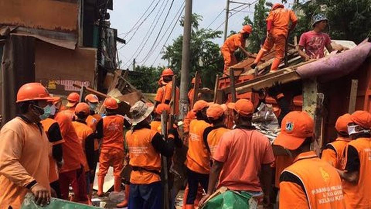 50 Petugas kebersihan & 10 truk, bongkar kios pedagang Karang Anyar