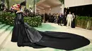 Pemeran serial ‘Euphoria’ itu menggunakan gaun korset bertali dengan lengan off-the-shoulder warna hitam dengan ekor panjang. (Angela WEISS / AFP)