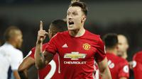 Bek MU, Phil Jones sadar pentingnya menjaga kebugaran setelah pulang dari pertandingan yang melelahkan. (Reuters / John Sibley)