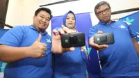 Petinggi XL memperlihatkan peranti Mobile Broadband  (MBB) di Bandung, akhir pekan lalu. (Istimewa)