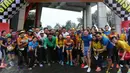 Menpora, Imam Nahrowi (jaket hijau) berfoto bersama dengan peserta lomba lari Ceria 5k di fx  Senayan, Jakarta, (21/5). Kegiatan ini diikuti sekitar 500 peserta. (Liputan6.com/Fery Pradolo)