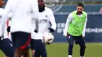 Penyerang Paris Saint-Germain (PSG) Lionel Messi mengikuti sesi latihan jelang menjamu Lens pada pekan ke-31 Ligue 1 2022/2023, di tempat latihan klub "Camp des Loges" di Saint-Germain-en-Laye, sebelah barat Paris, Jumat (14/4/2023). (Photo by Anne-Christine POUJOULAT / AFP)