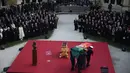 Ratusan orang menghadiri upacara pemakaman mendiang Presiden Portugal, Mario Soares di Lisbon, Portugal (10/1). Soares menjabat sebagai Presiden Portugal sejak 1986 hingga 1996. (AFP/Patricia De Melo Moreira)
