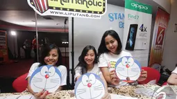 Panitia memperlihatkan gambar kepala Doraemon yang dibagikan secara gratis kepada para Cinemaholic jelang menyaksikan film Doraemon di Blitz Megaplex, Jakarta (13/12/2014). (Liputan6.com/Faizal Fanani)