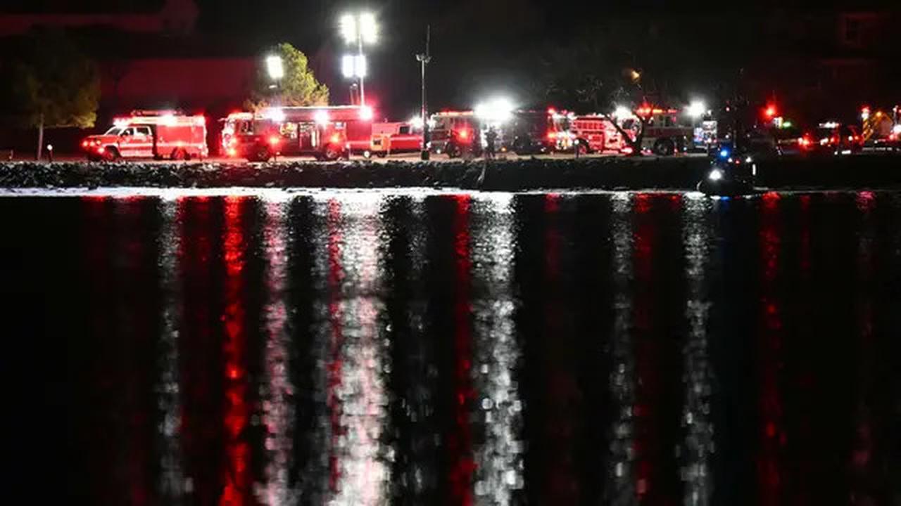 Meski Gelap dan Dingin, Tim Penyelamat Terus Cari Korban Tabrakan American Airlines dan Black Hawk