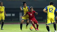 Striker Timnas Indonesia U-19  Egy Maulana (tengah) coba menembus pertahanan Patriot Candrabhaga FC pada laga di Stadion Patriot, Bekasi, Kamis (27/4/2017). Egy Maulana menyumbang satu gol untuk membantu timnas berjaya 2-0. (Liputan6.com/Helmi Fithriansya