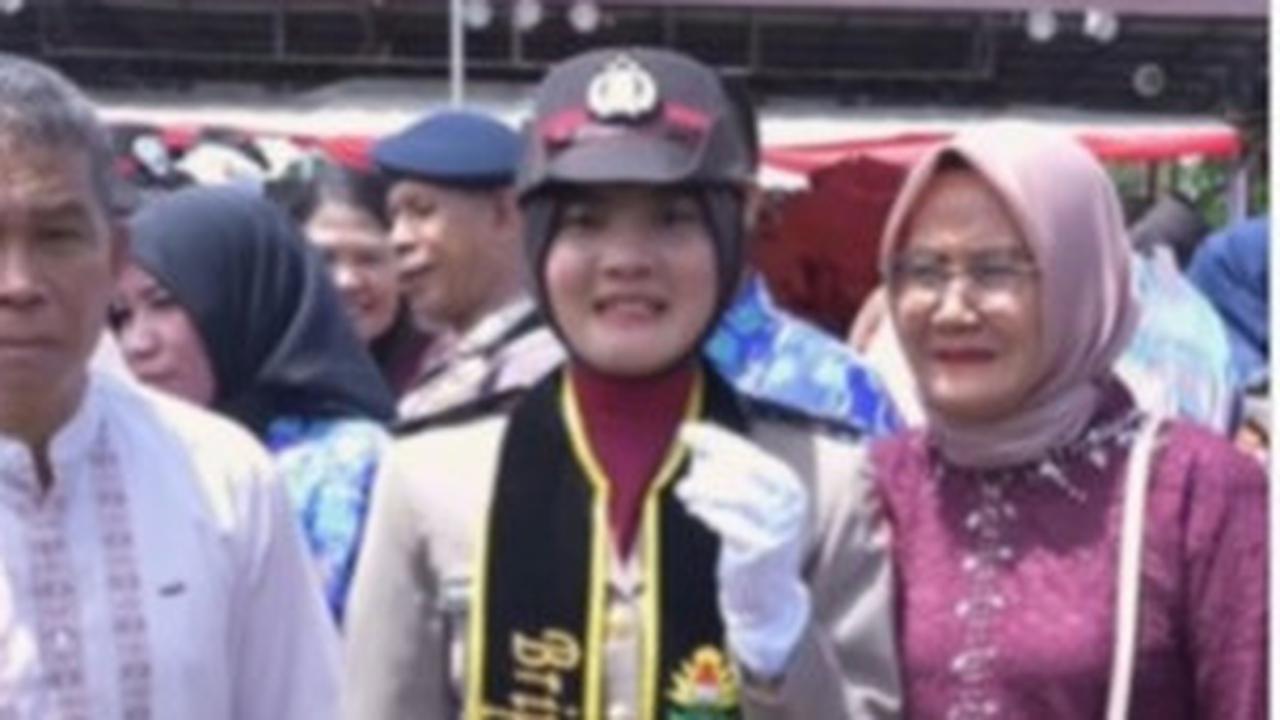Pelantikan Polwan Banjir Air Mata, Sosok Bintara Penyandang Disabilitas Bersimpuh Haru di Kaki Sang Ibu