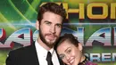 Miley Cyrus dan Liam Hemsworth pacaran dari tahun 2009. Keduanya bertunangan dan kemudian putus di tahun 2013. Beberapa tahun kemudian mereka pun balikan hingga kini. (Getty Images/Elle)