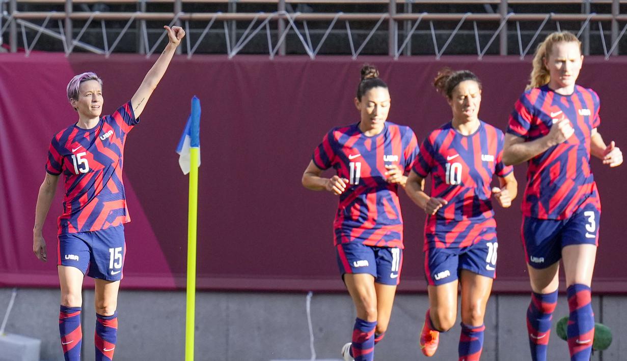 Kedua tim saling serang pada awal babak pertama. Megan Rapinoe (kiri) menjadi keran gol Amerika Serikat pada menit kedelapan. Tendangan sudut yang ia lesatkan, salah diantisipasi oleh kiper Australia, Teagan Micah, sehingga terjadi gol. (Foto: AP/Fernando Vergara)