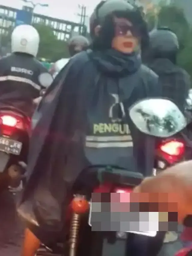 6 Potret Helm Bermuka Dua Ini Bikin Kaget Pengendara Lain,