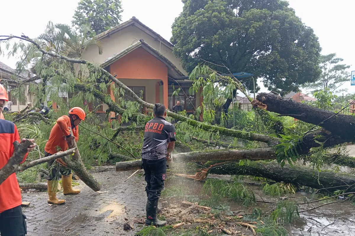 Cuaca buruk yang melanda Kota Sukabumi pada Rabu siang (4/3/2026) memicu serangkaian bencana hidrometeorologi.