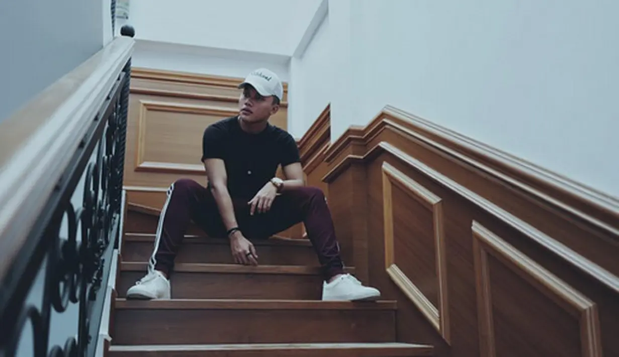 "Masuk nominasi aja luar biasa bangganya, seneng, apalagi ini tiga negara Internasional. Biar masyarakat yang menilai lah. Para nominee-nya juga luar biasa ada Raisa ada Anji, Isyana," tuturnya. (Instagram/rizkyfbian)