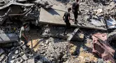 Orang-orang berjalan di antara puing-puing setelah serangan Israel di Jabalia, Jalur Gaza Utara pada 27 Juni 2025. (Omar AL-QATTAA/AFP)