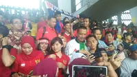 Menpora Imam Nahrawi di Bukit Jalil National Stadium Malaysia bersama ribuan suporter Indonesia (dok: Tim Komunikasi Kemenpora)