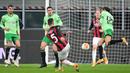 Bek AC Milan, Diogo Dalot, berusaha mencetak gol ke gawang Celtic pada laga lanjutan Liga Europa di Stadion San Siro, Jumat (4/12/2020) dini hari WIB. AC Milan menang 4-2 atas Celtic. (AFP/Vincenzo Pinto)