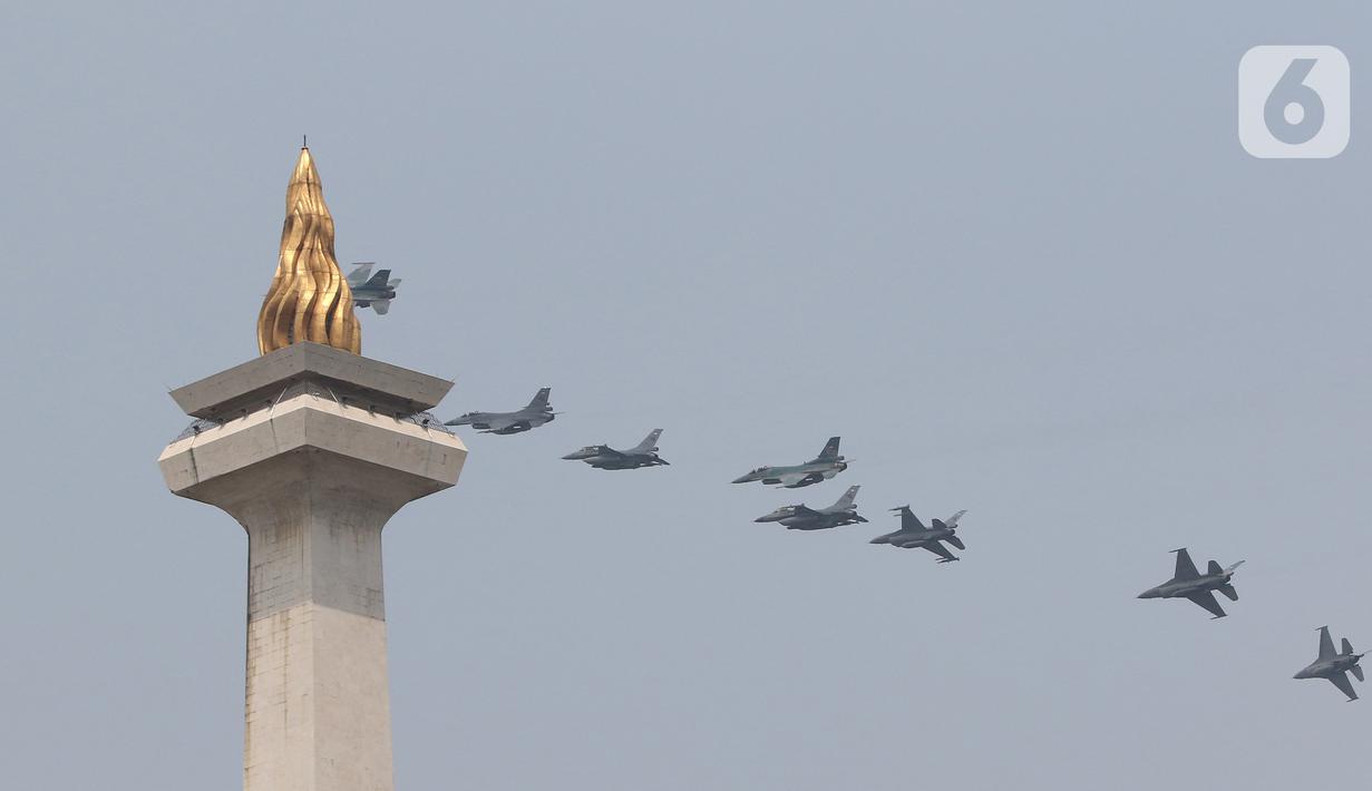 Pesawat Tempur F16 TNI AU terbang melintas di kawasan Monas, Jakarta, Selasa (17/8/2021). Aksi delapan pesawat tempur TNI AU itu untuk memperingati HUT Kemerdekaan ke-76 RI. (Liputan6.com/Herman Zakharia)