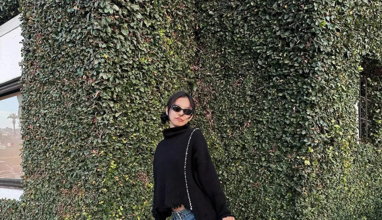 Jennie BLACKPINK mengunggah foto terbaru dirinya dengan gaya swag andalan. Ia padukan denim dengan knitwear robek [@jennierubyjane]