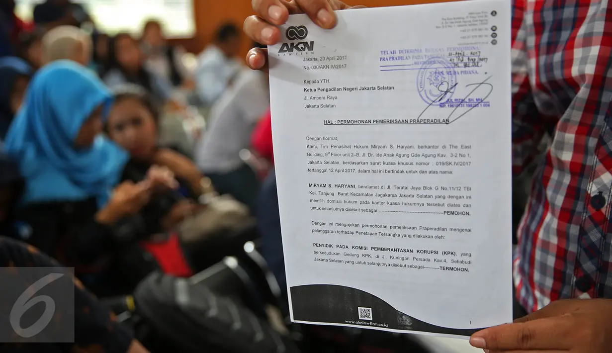 Surat permohonan pemeriksaan praperadilan yang diajukan mantan anggota Komisi II DPR, Miryam S Haryani di PN Jaksel, Senin (8/5). Sidang perdana praperadilan Miryam ditunda karena KPK selaku pihak termohon tidak hadir. (Liputan6.com/Immanuel Antonius)