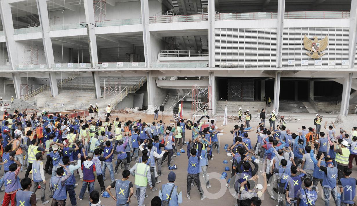 Sejumlah pekerja mengikuti senam sebelum bekerja di proyek renovasi Stadion Utama Gelora Bung Karno (SUGBK). Senam juga berguna untuk menjaga kekompakan para pekerja. (Bola.com/M Iqbal Ichsan)