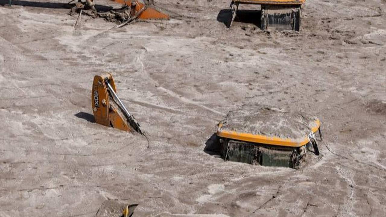 FOTO: Kendaraan-Kendaraan yang Tertelan Lumpur Pasca Banjir Bandang yang Menewaskan 42 Orang di India