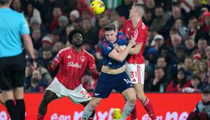 Viktor Gyokeres (tengah) mandul saat Arsenal bermain imbang 0-0 kontra Nottingham Forest pada laga pekan ke-22 Premier League di The City Ground, Minggu (18/01/2026) dini hari WIB. (AP Photo/Dave Shopland)