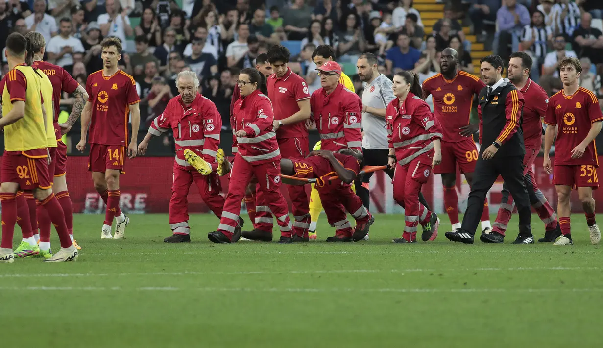 Atas kejadian tersebut, wasit memutuskan untuk menghentikan pertandingan pada menit ke-81. Laga yang berjalan sama kuat 1-1 tersebut akan dilanjutkan di hari yang lain. (AP Photo/LaPresse/Andrea Bressanutti)